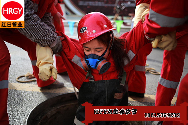 清理钢带增强PE螺旋波纹管后上井